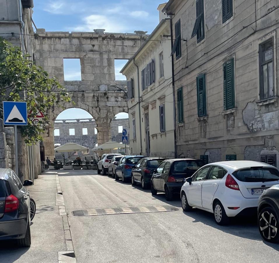Appartamento Nina Colosseum Pola Esterno foto